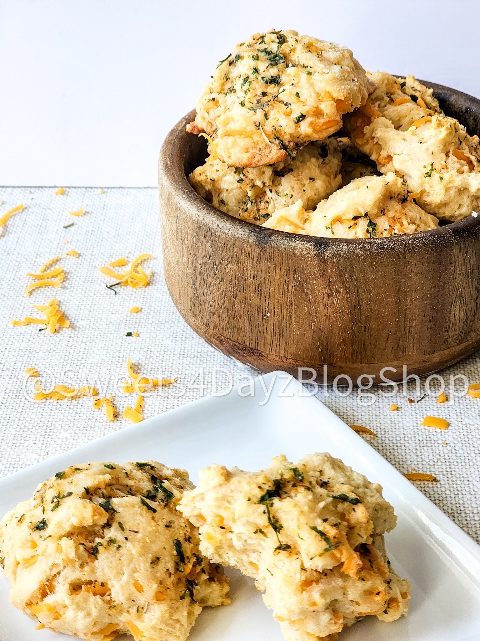 Copycat Red Lobster's Cheddar Bay Biscuits on Linen