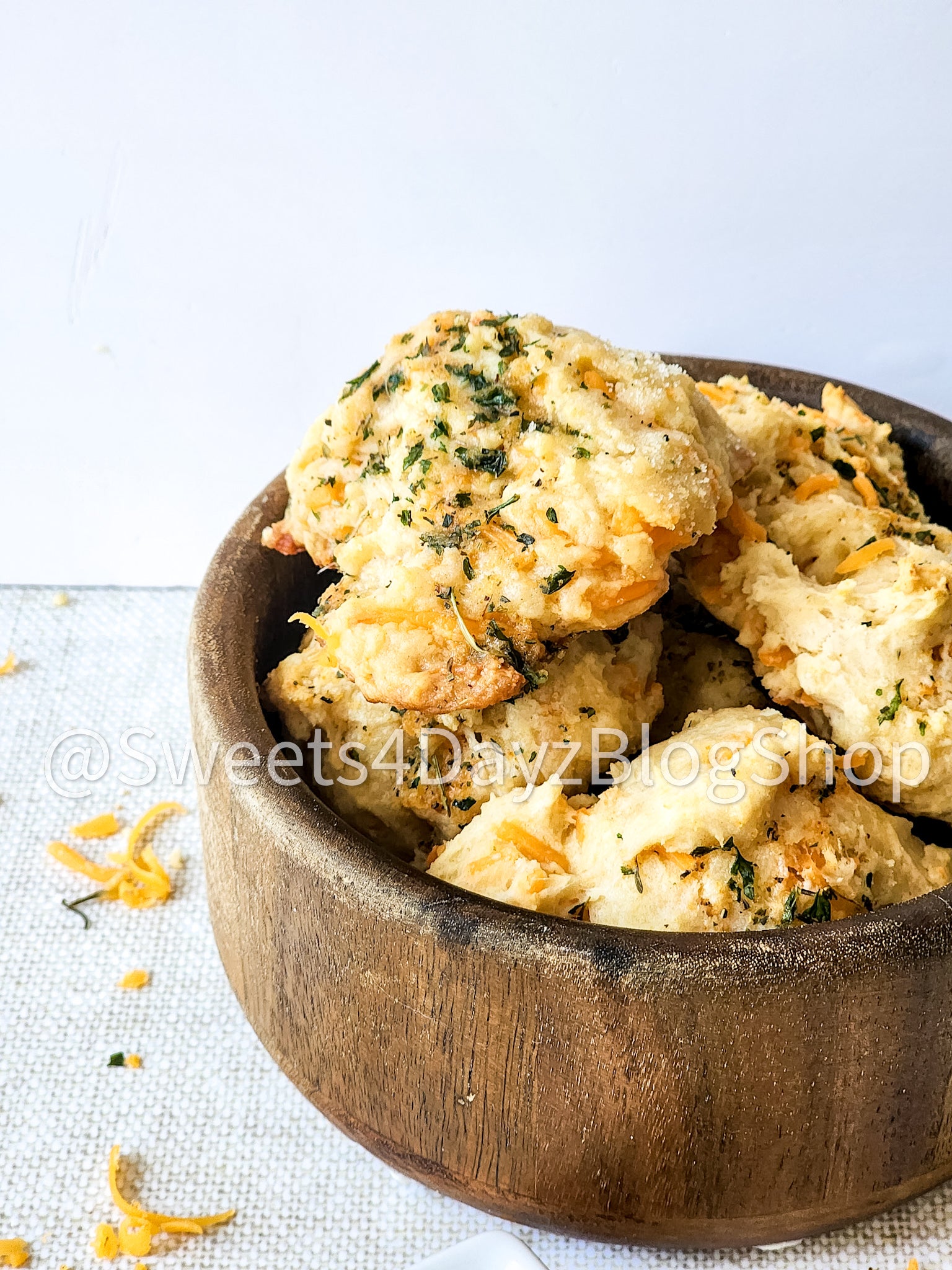 Copycat Red Lobster's Cheddar Bay Biscuits on Linen