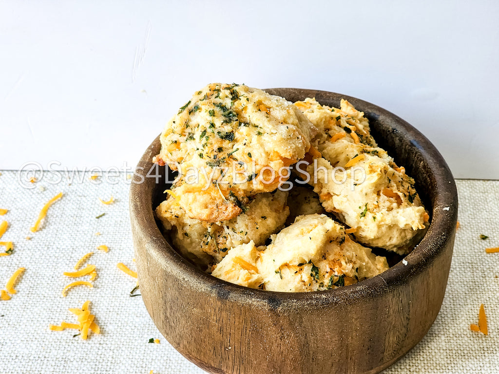 Copycat Red Lobster's Cheddar Bay Biscuits on Linen
