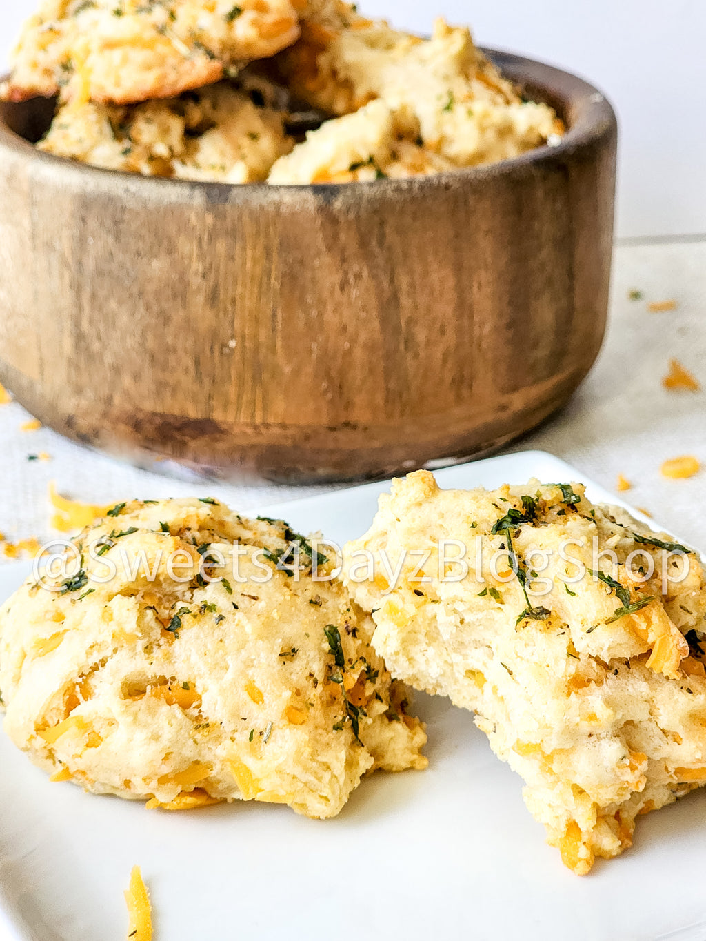 Copycat Red Lobster's Cheddar Bay Biscuits on Linen