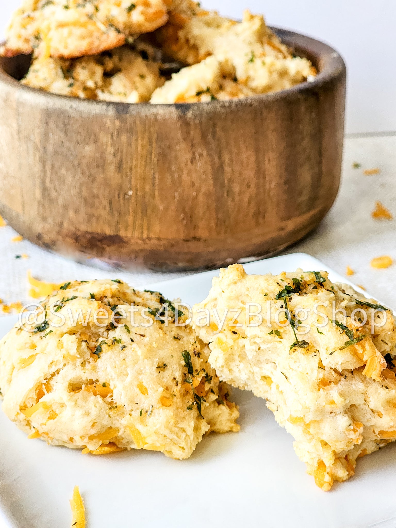 Copycat Red Lobster's Cheddar Bay Biscuits on Linen