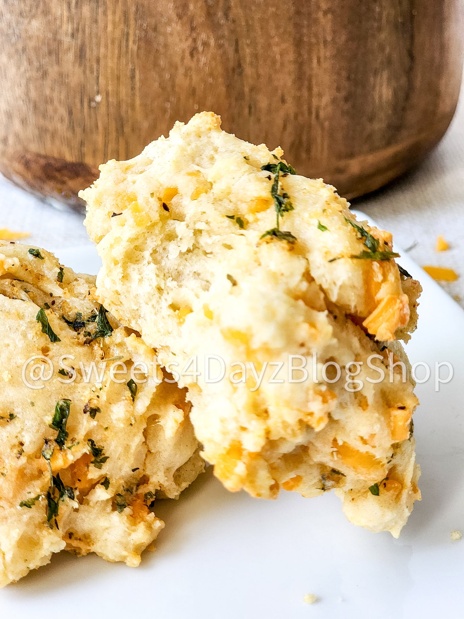 Copycat Red Lobster's Cheddar Bay Biscuits on Linen