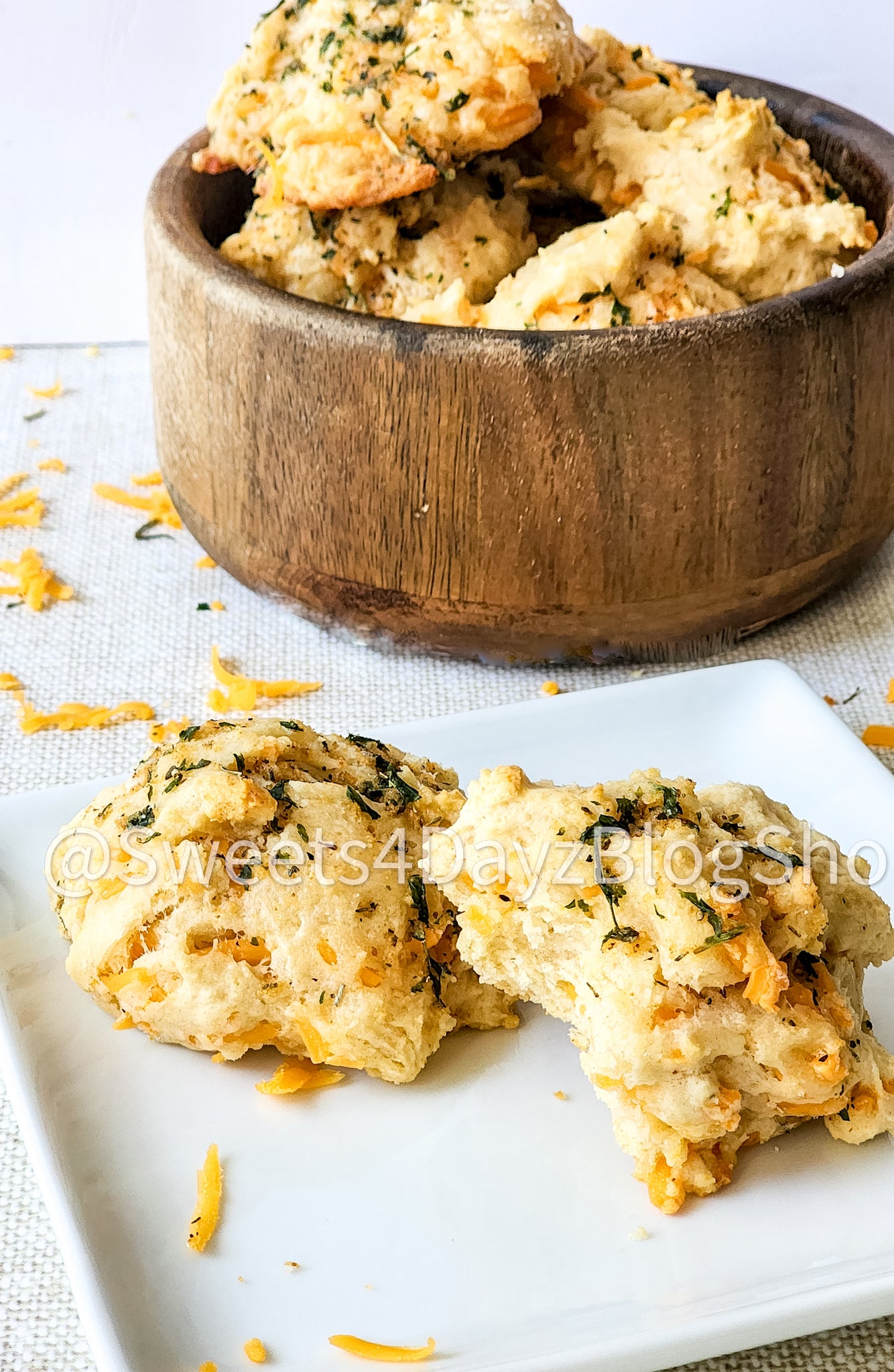 Copycat Red Lobster's Cheddar Bay Biscuits on Linen