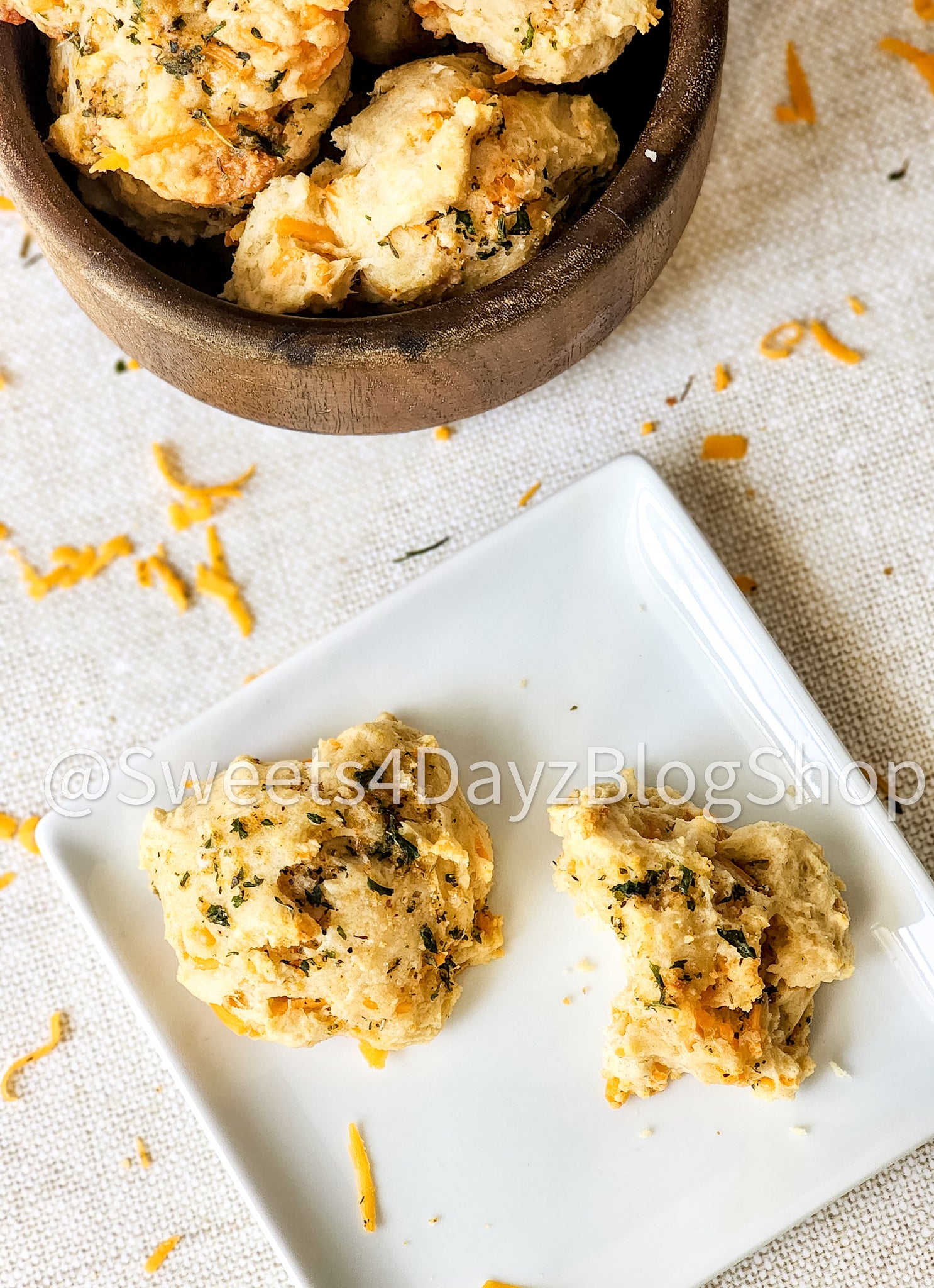 Copycat Red Lobster's Cheddar Bay Biscuits on Linen