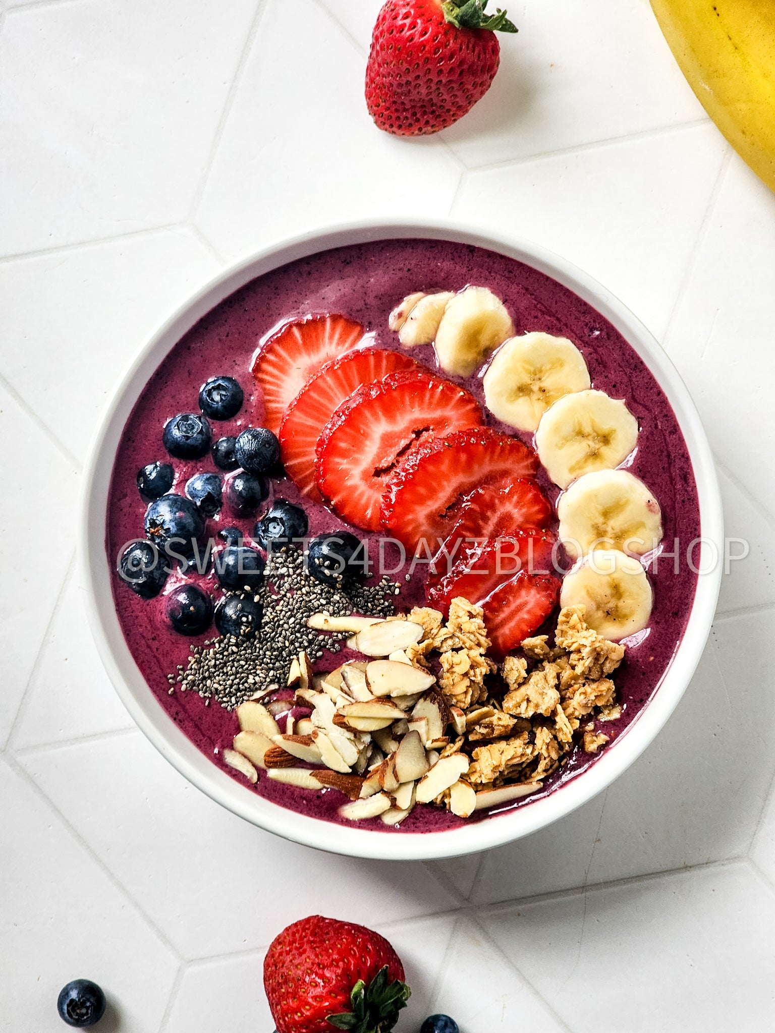 Simple Acai Bowl on Rhombus