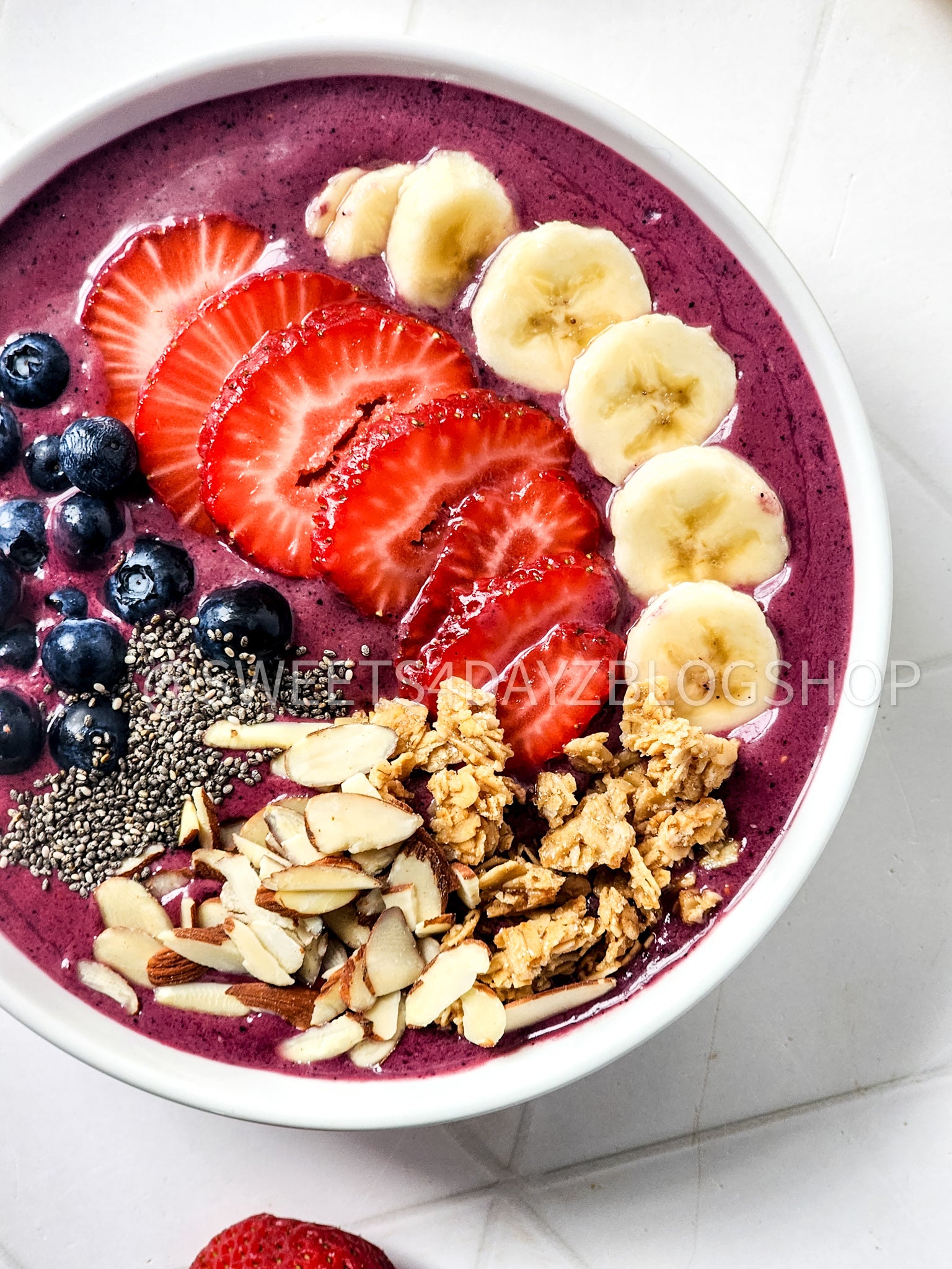 Simple Acai Bowl on Rhombus