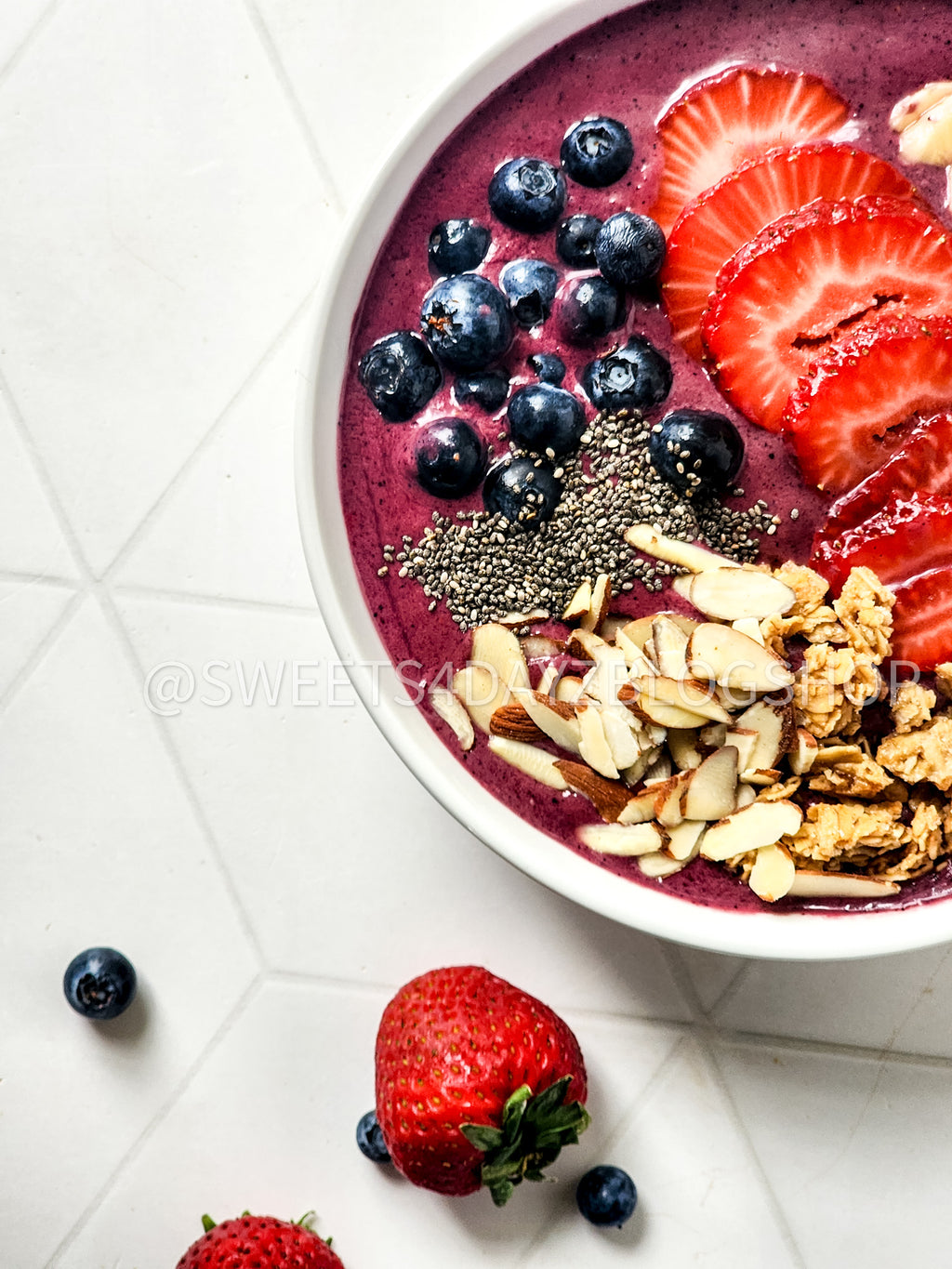 Simple Acai Bowl on Rhombus