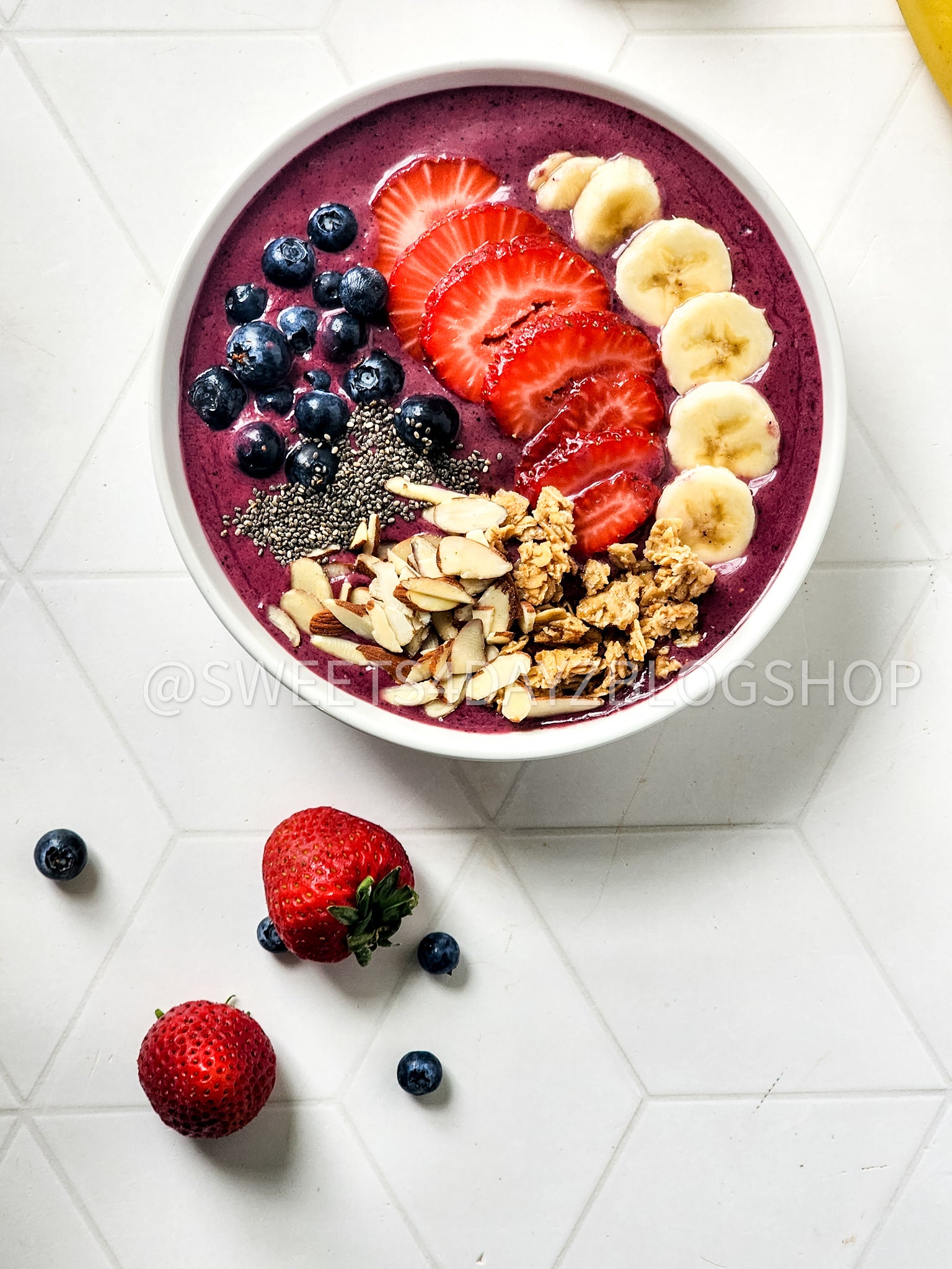 Simple Acai Bowl on Rhombus