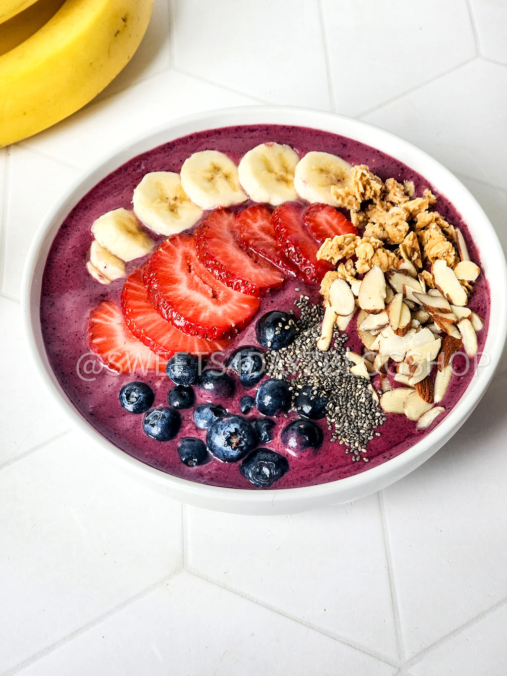 Simple Acai Bowl on Rhombus