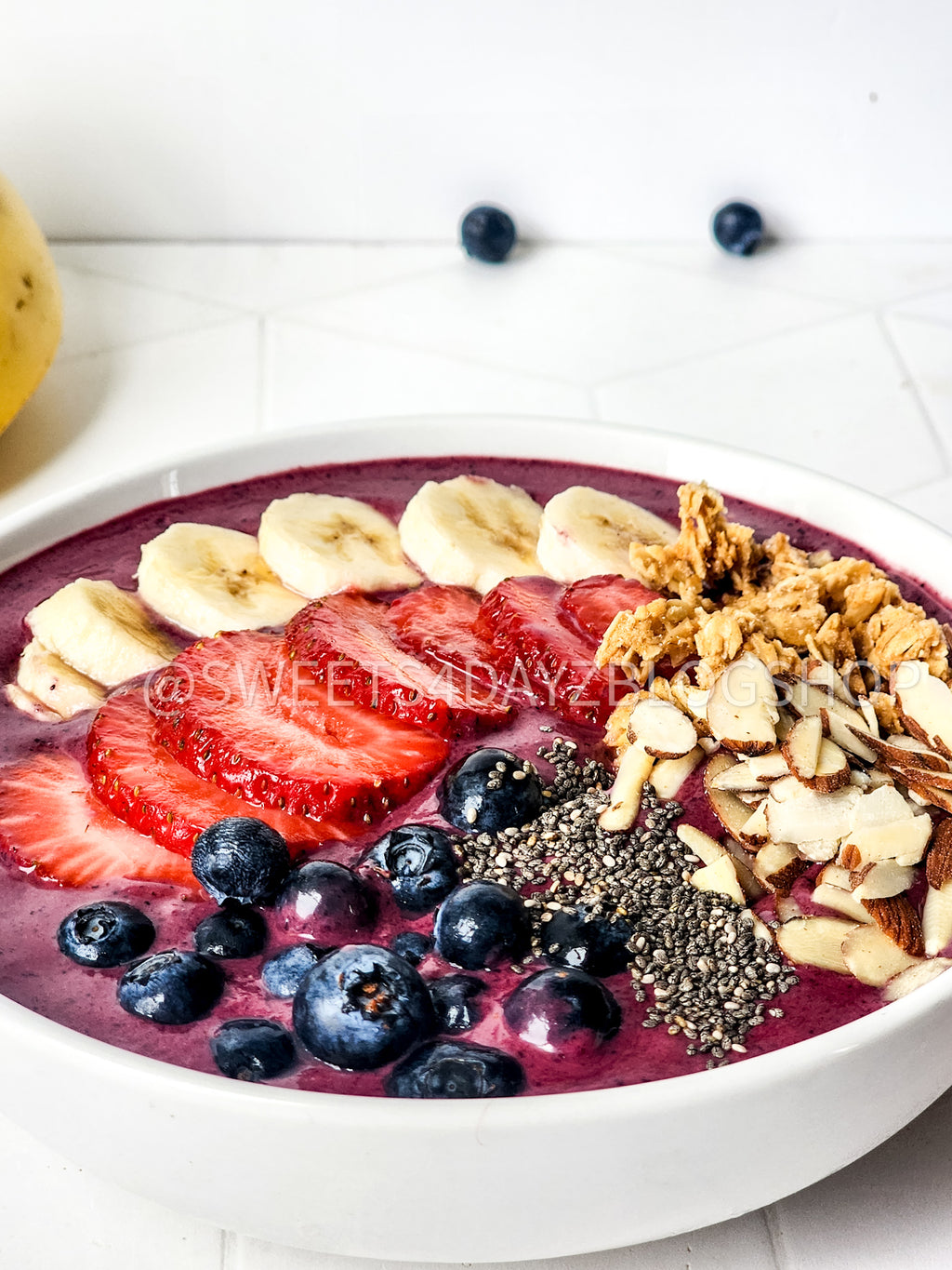 Simple Acai Bowl on Rhombus