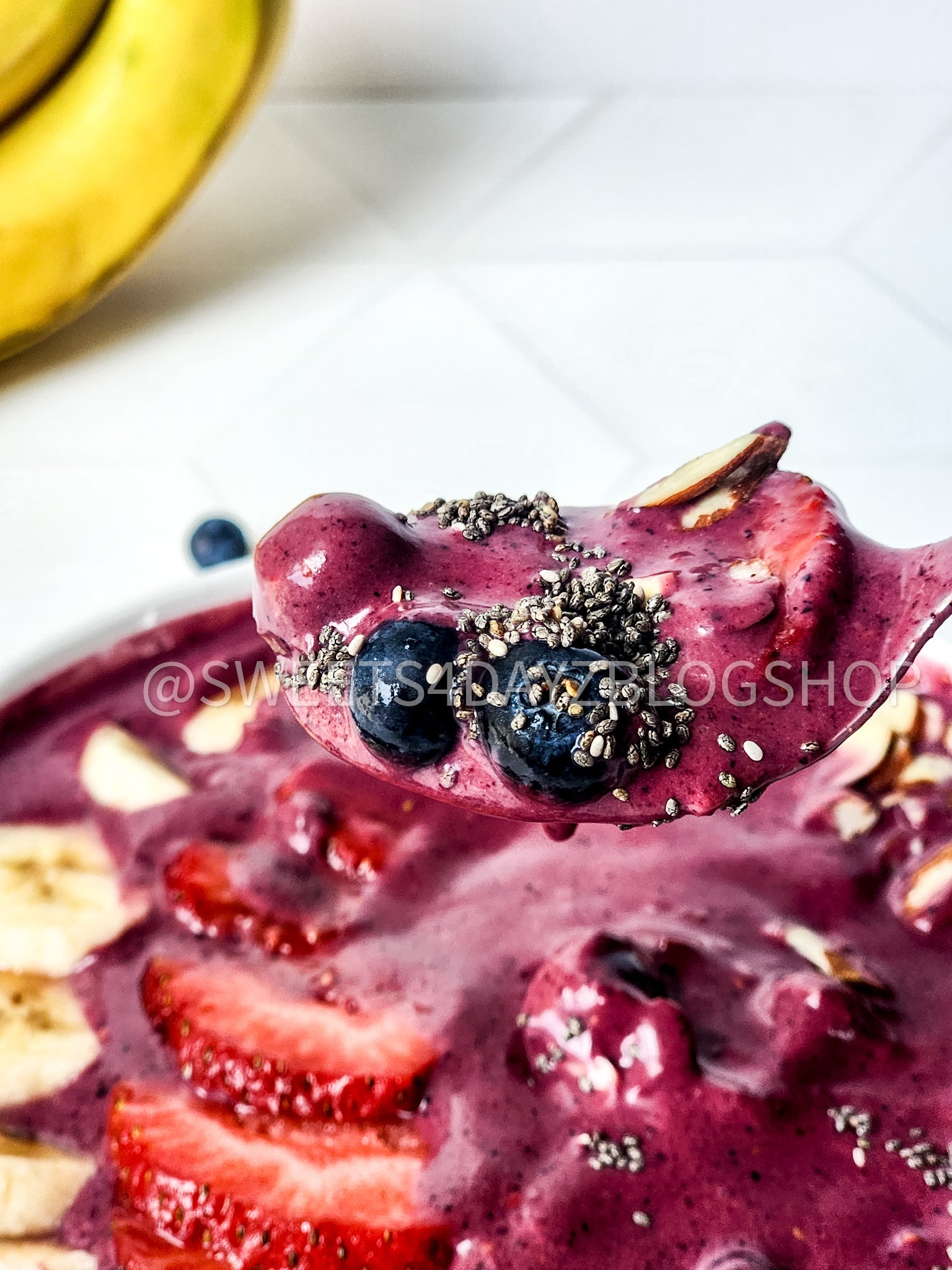 Simple Acai Bowl on Rhombus