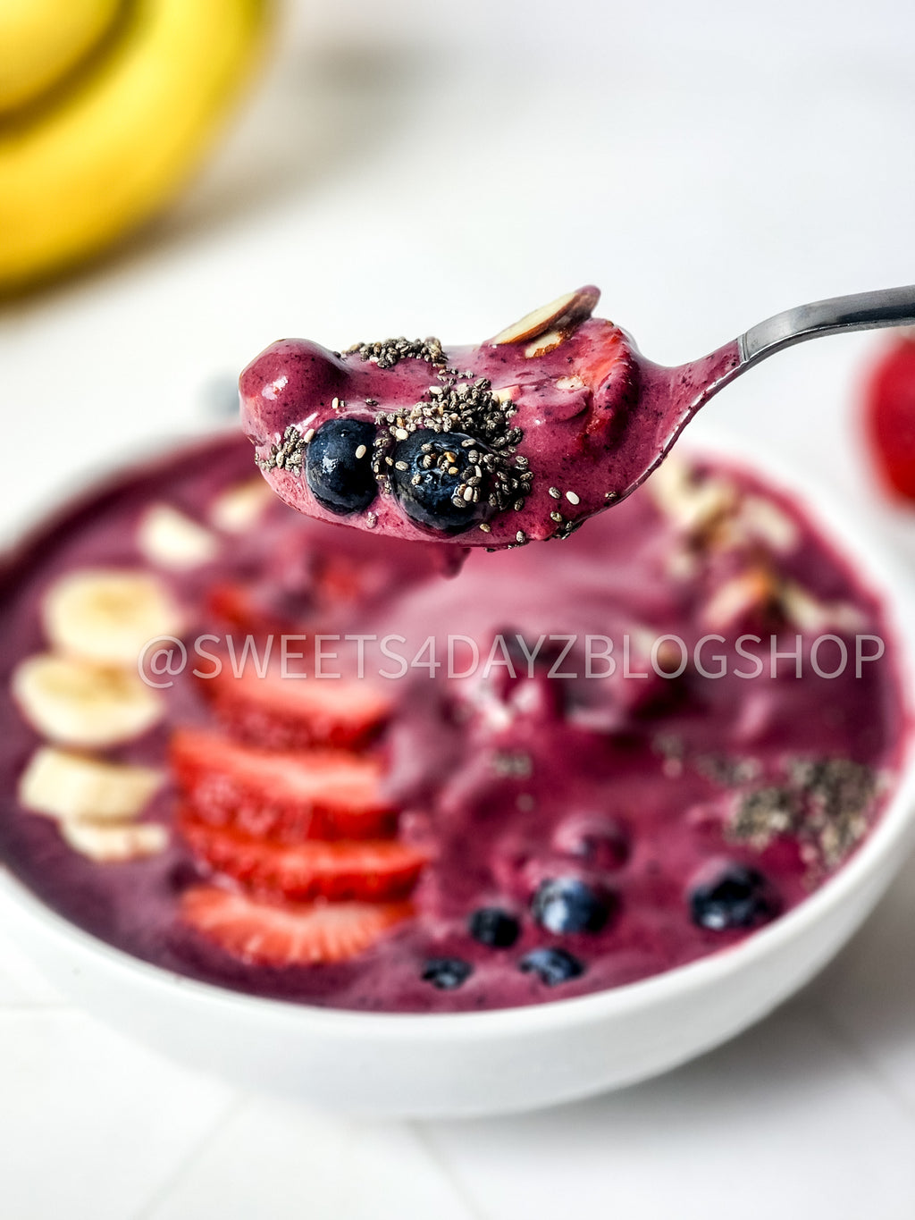 Simple Acai Bowl on Rhombus