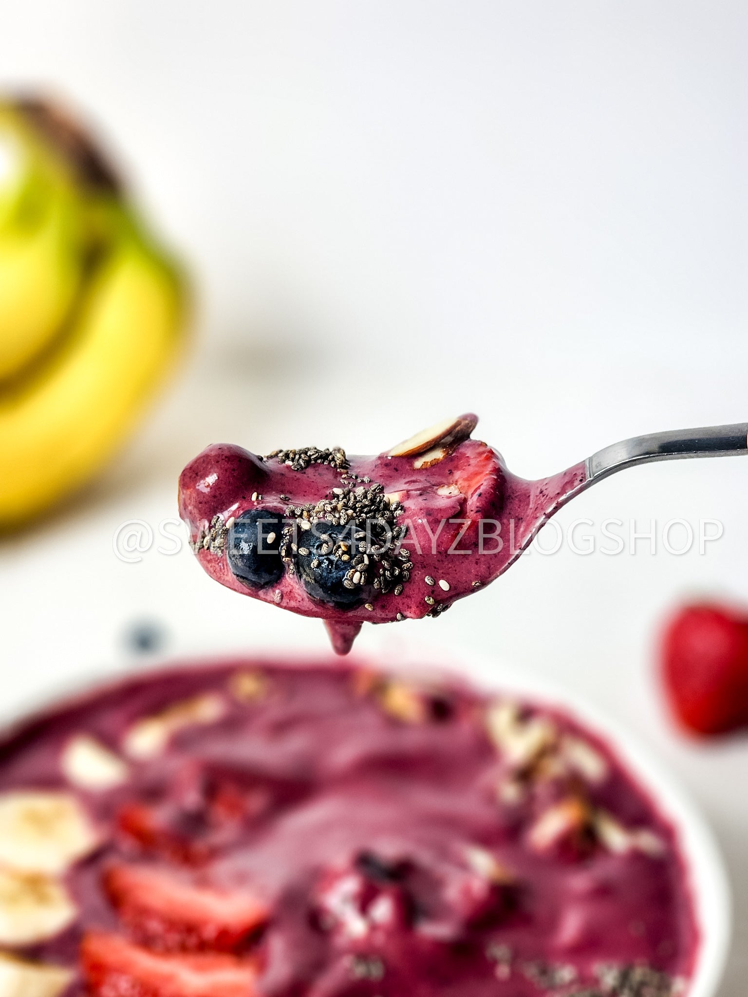 Simple Acai Bowl on Rhombus