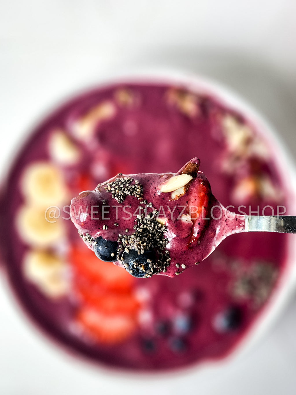 Simple Acai Bowl on Rhombus