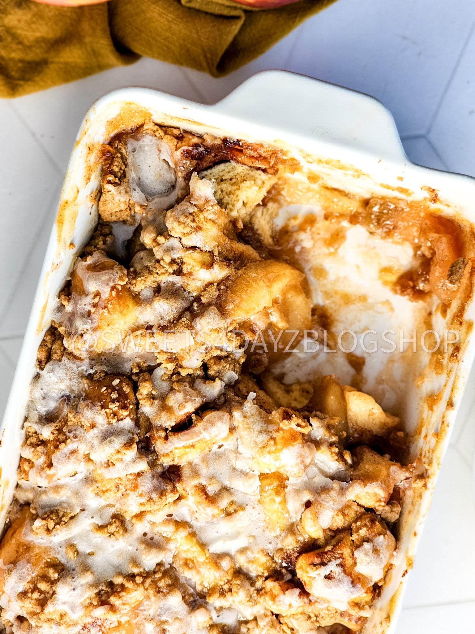 Viral Apple Cinnamon Roll Crumble on Rhombus