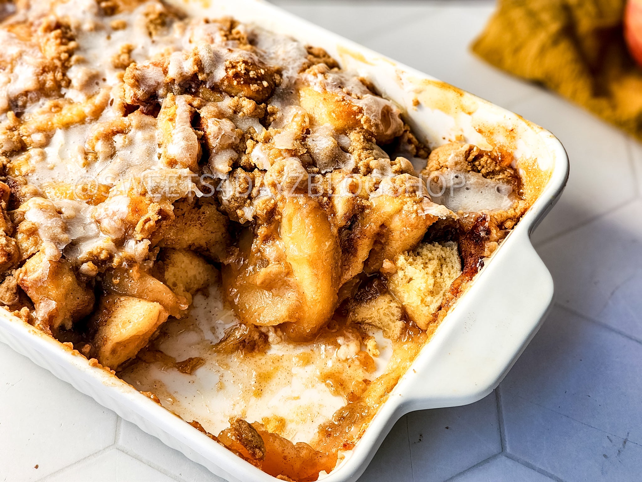 Viral Apple Cinnamon Roll Crumble on Rhombus