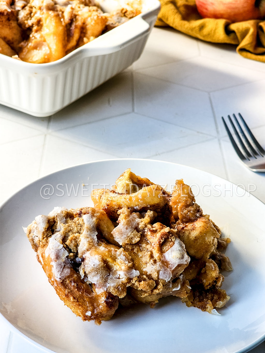 Viral Apple Cinnamon Roll Crumble on Rhombus