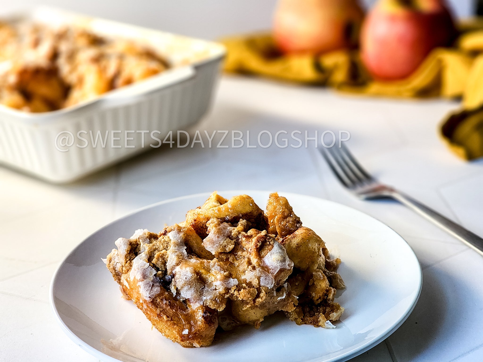 Viral Apple Cinnamon Roll Crumble on Rhombus