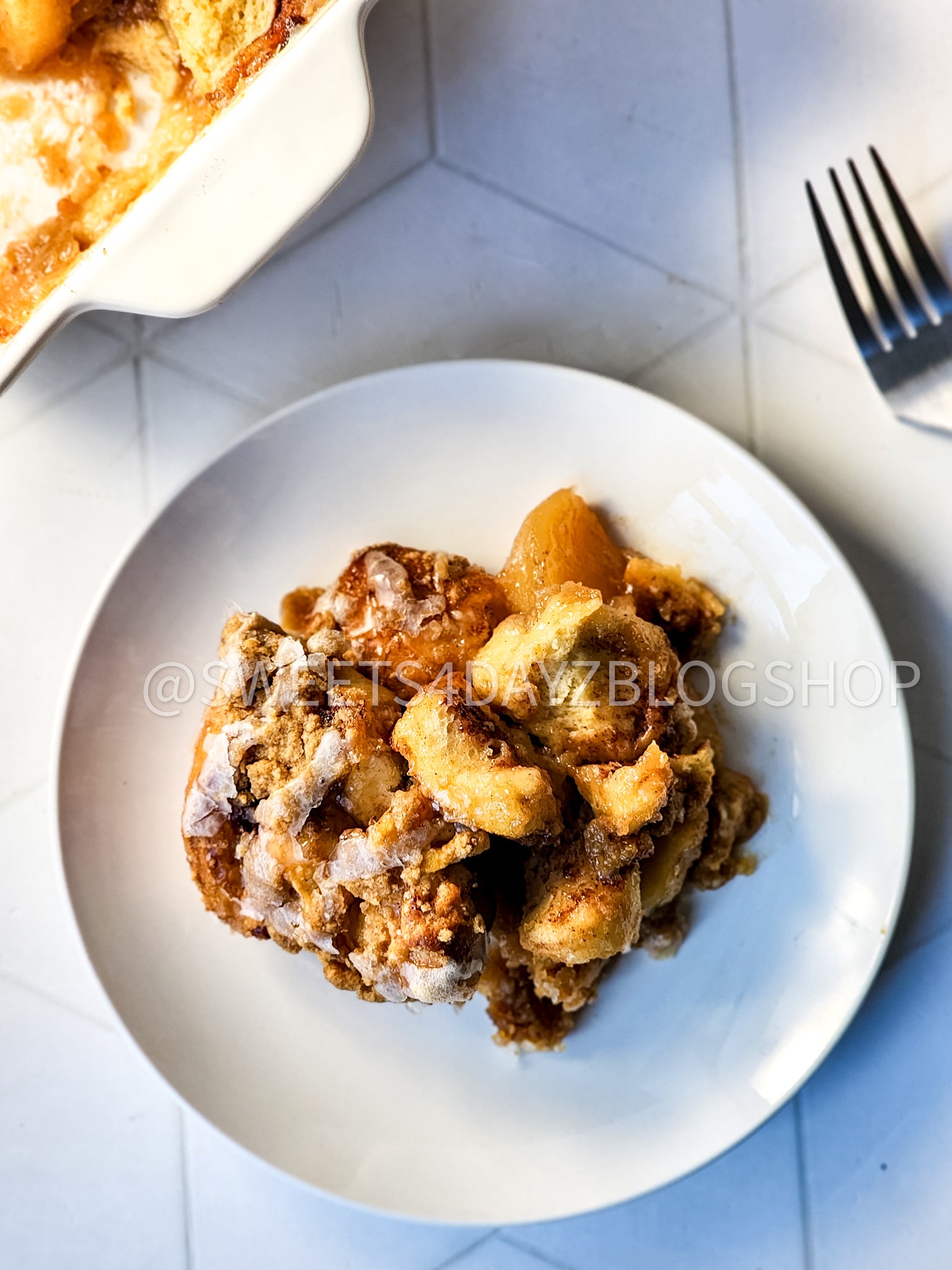 Viral Apple Cinnamon Roll Crumble on Rhombus