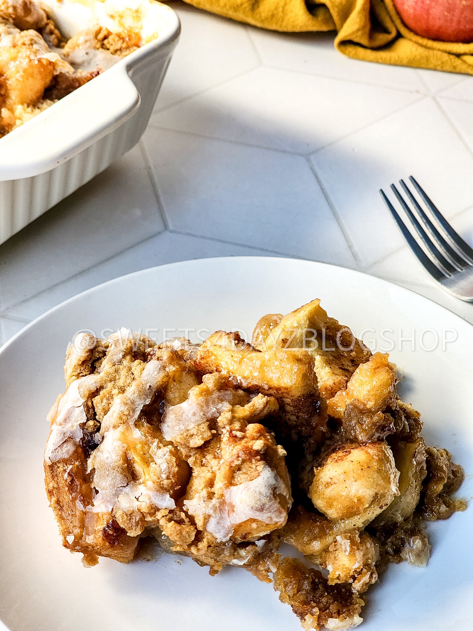 Viral Apple Cinnamon Roll Crumble on Rhombus