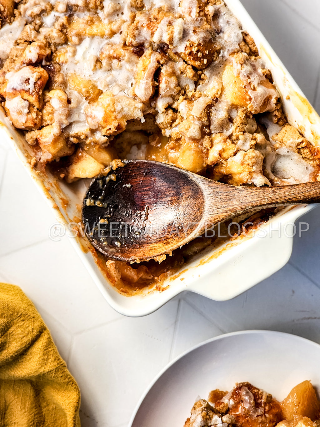 Viral Apple Cinnamon Roll Crumble on Rhombus