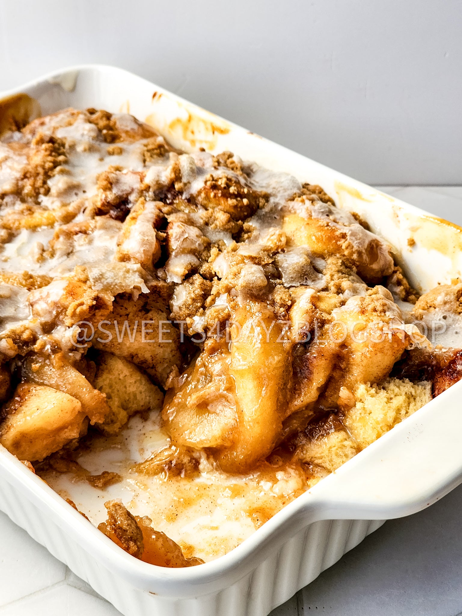 Viral Apple Cinnamon Roll Crumble on Rhombus