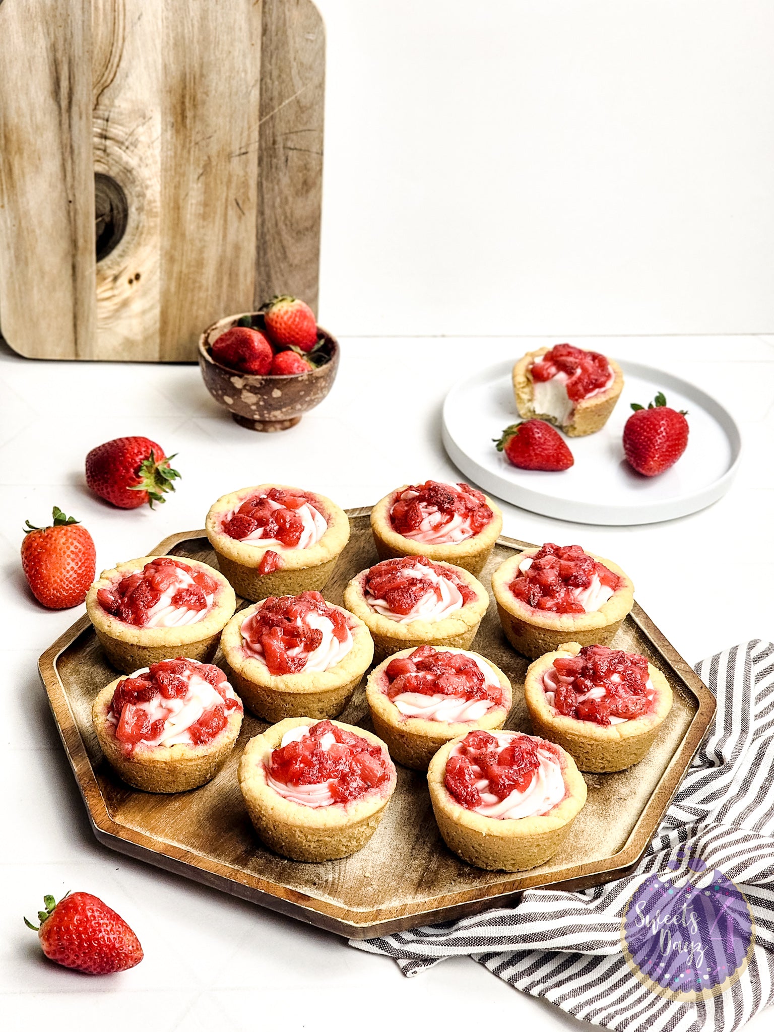 Strawberry Cheesecake Cookie Cups on Rhombus